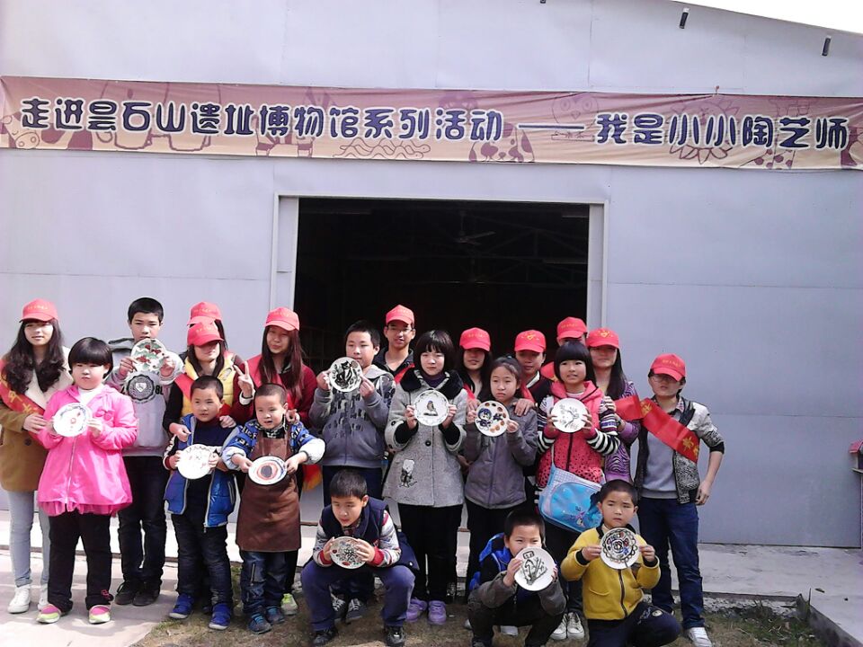 弘扬雷锋精神，彩陶展义工行