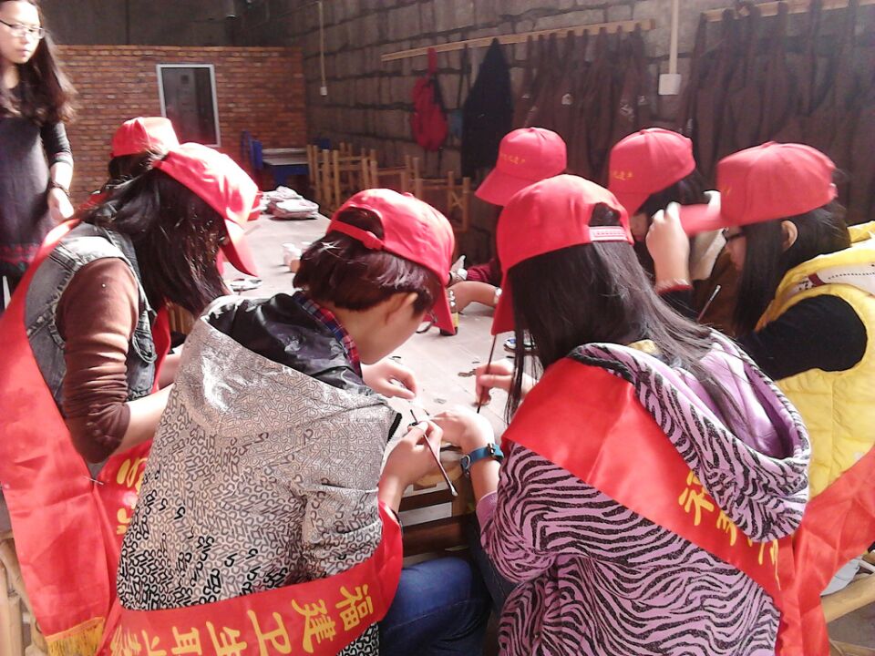 弘扬雷锋精神，彩陶展义工行